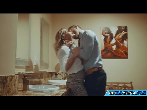 ❤️ Khi một cô gái tóc vàng busty quyến rũ bạn trong một nhà vệ sinh công cộng Fucking ở% vi.hentai-menu.ru%